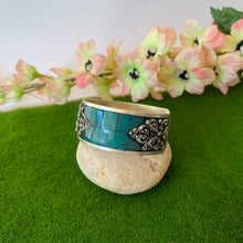 Load image into Gallery viewer, Flower &amp; Turquoise Bracelet