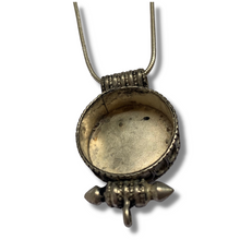 Load image into Gallery viewer, Endless Knot Ghau Pendant